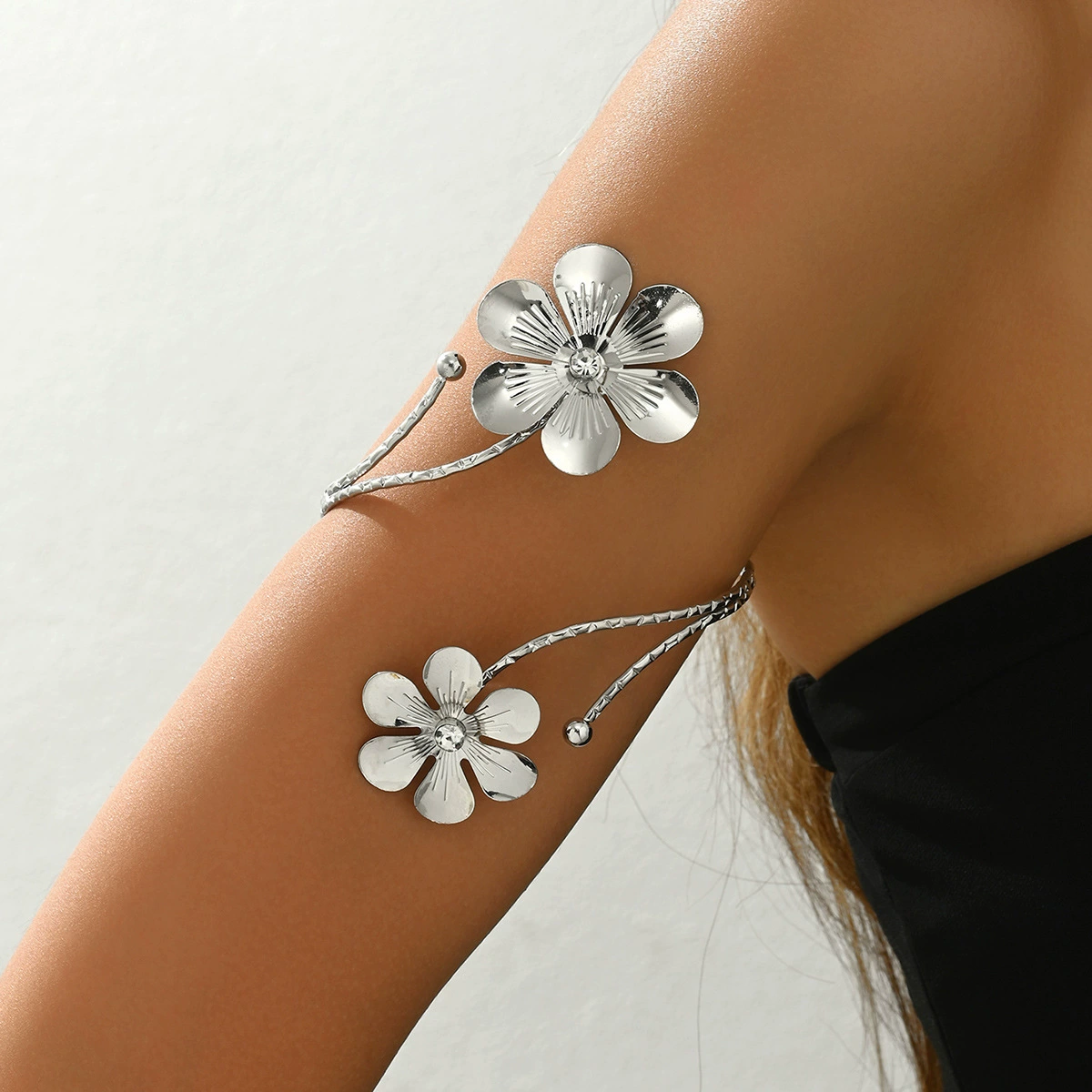 Fashionable Flowered Metal Bracelet in Gold or Silver, Lightweight Luxury Accessory, 6.5cm