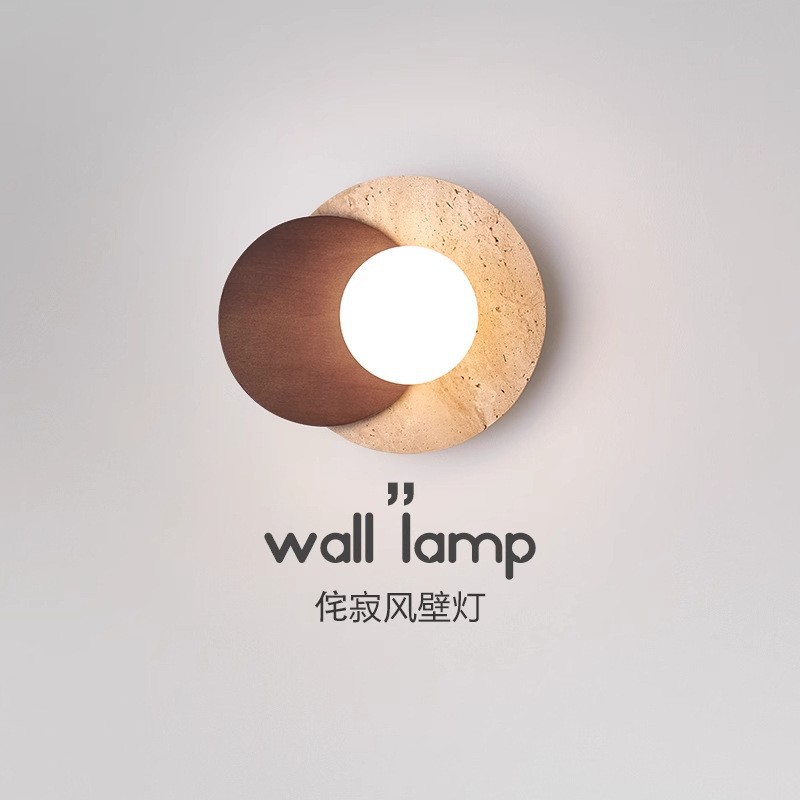 estilo japonés retro cabecera de cama agujero amarillo lámpara de pared de piedra silenciosa balcón sala de estar sofá TV pared de fondo escalera lámpara pasillo