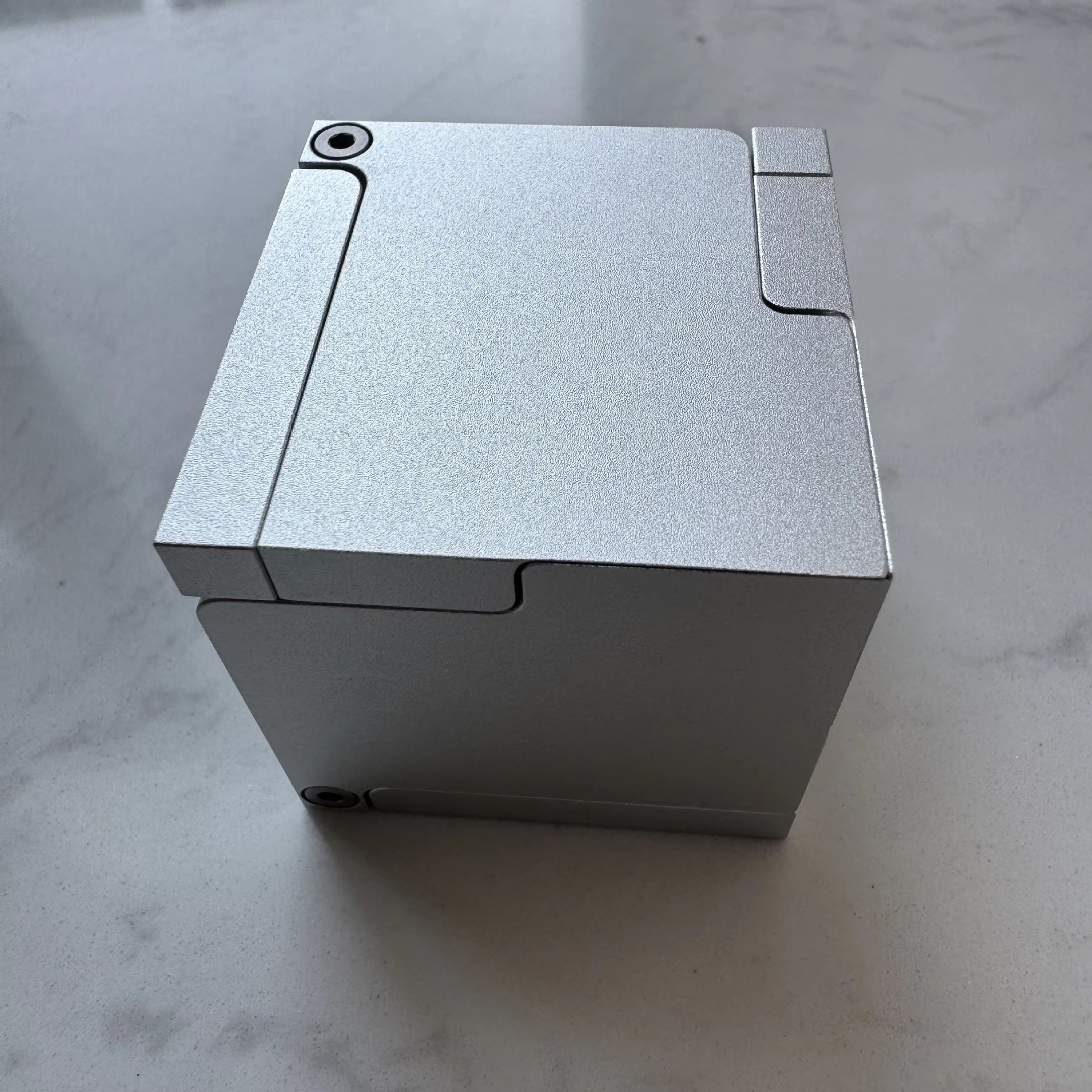 실버; 4.4*4.4*4.4cm