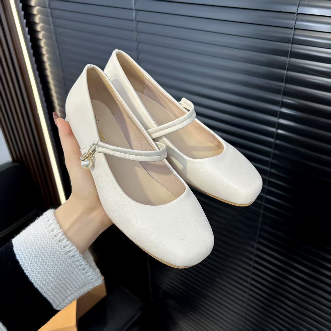 La primera capa de piel de vaca simple zapatos de moda para mujeres verano 2026 nuevo estilo simple de moda versátil tacones gruesos colgantes de perlas
