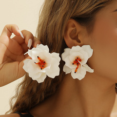 ザタイプのアクリルの手描きの花びらの重い手作りのツバキの花は大気の女性のイヤリングを誇張して国境を越えて供給します。