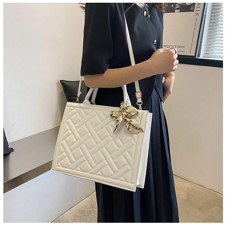 Fashionable and versatile women's bag 2023 summer new silk scarf handbag Bags feeling single shoulder diagonal armpit small square bag_voghion.com