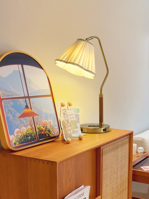 Stone Crown American Retro Wireless Charging Table Lamp Barrier-Free Luxury Medieval French Scandinavian Warmth