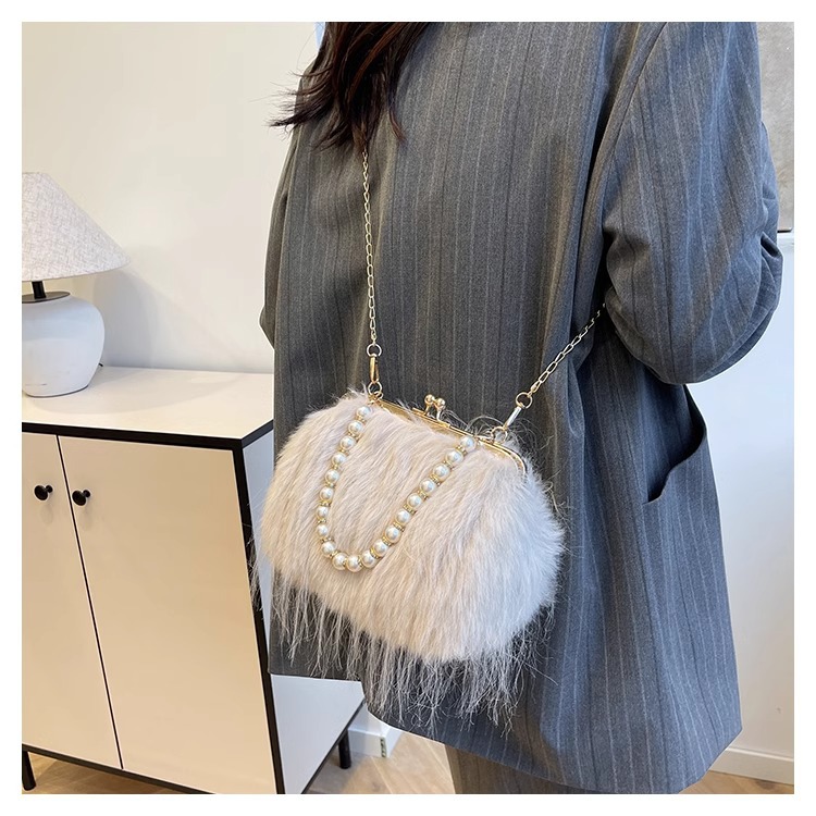 Exquisite furry plush bag messenger bag for women 2024 new autumn and winter plush bag pearl chain handbag_voghion.com