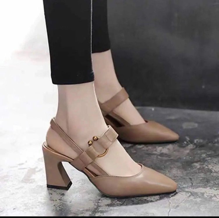 2026 sandalias de tacones gruesos de punta de verano de mujer hebilla de cuero suave tacones altos de albaricoque negro de verano sandalias francesas