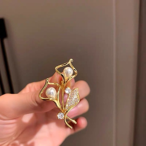 New Pearl Tulip Brooch Women's Light Luxury Niche Design Corsage High-end Pin Jewelry Clothing Accessories Wholesale