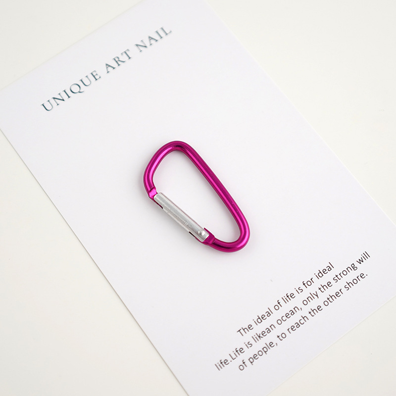 バックパックにフックを掛けて登山ボタンを掛けます。