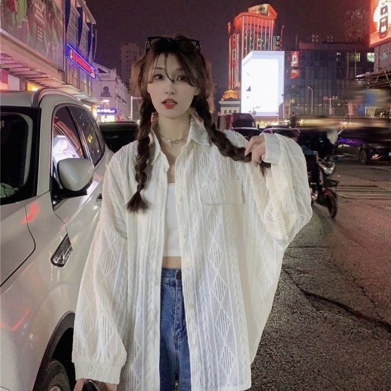 봄 2024 새로운 캐주얼 크로 셰 뜨개질 빈 셔츠 디자인 틈새 여성복 슬림 화이트 셔츠 탑