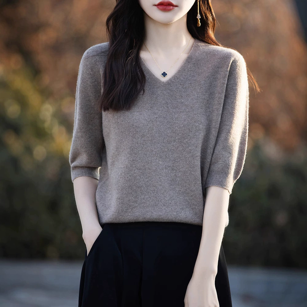 Свитер с V-образным вырезом с короткими рукавами женский сплошной цвет полурукава рыхлый вязаный нижний свитер 25 весенний новый стиль первой линии готовая футболка