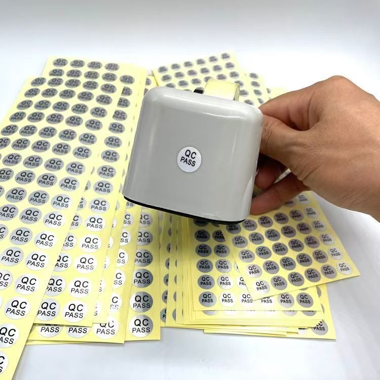 製品の合格証のラベルは三角形のつり札の硬いカードの保証カードを注文して札をつけて検査して合格証を注文します。|undefined