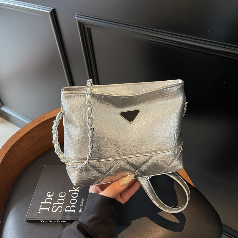 Bolsa de cadena de textura de alta calidad 2025 verano nuevo estilo bolso femenino moda patrón de agarre de mano bolso bandolera bordado con rombos