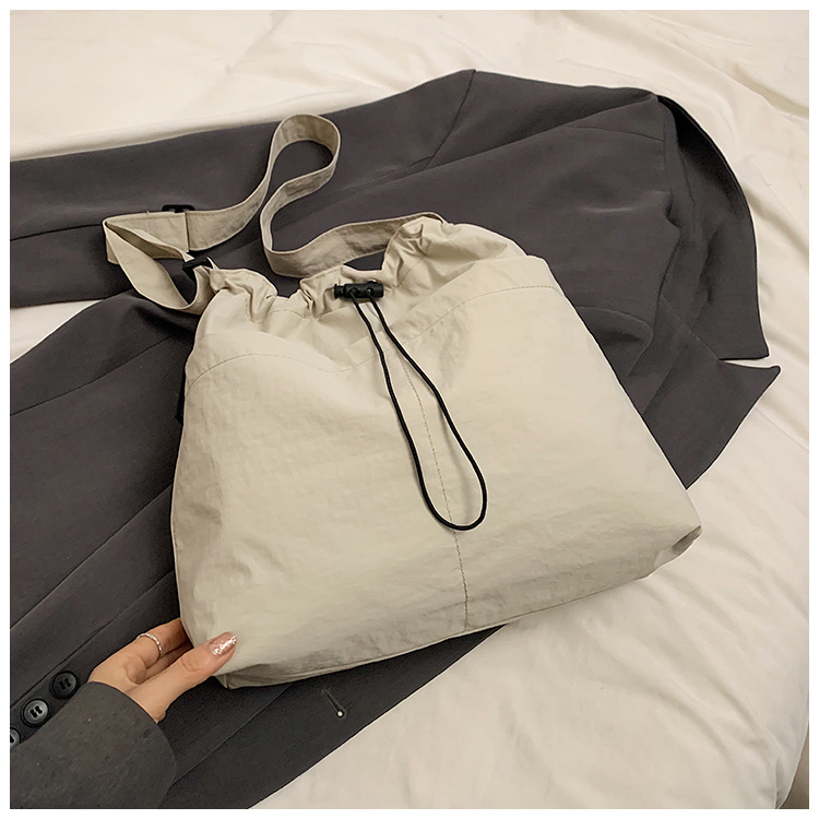 Bolsa de lona de moda simple 2024 nueva bolsa de mujer bolsa de hombro casual versátil de gran capacidad de viaje al trabajo bolso de cubo