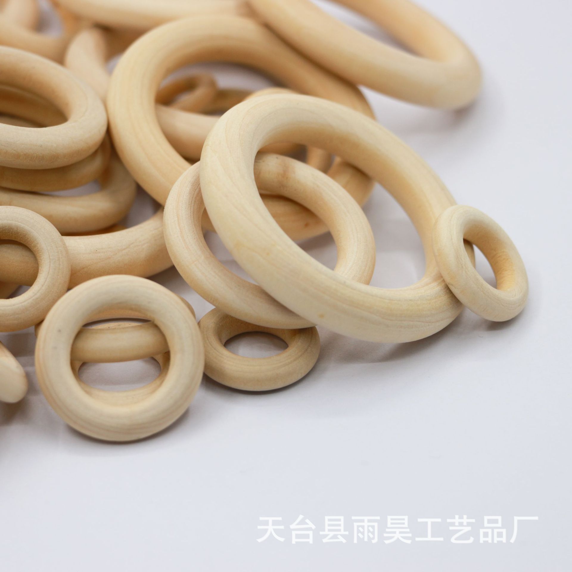 DIY wooden jewelry crafts, natural wood color wooden rings, handbag loops, hand-held accessories, manual bracelets.
