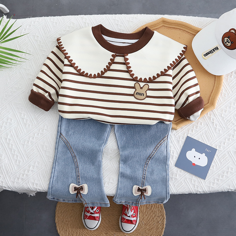 Conjunto de dos piezas sudadera a rayas con cuello tipo doll y jeans – primavera 2025, versátil.