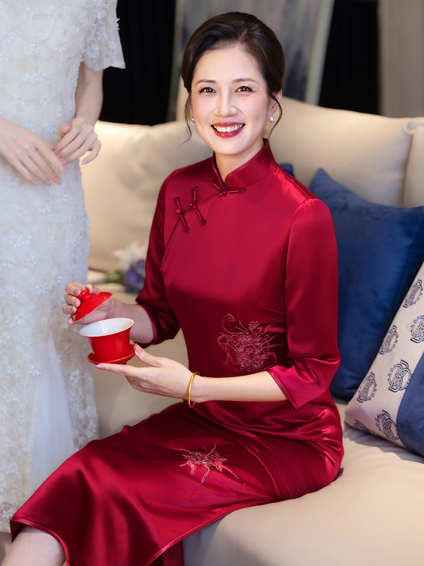 新款刺绣妈妈春秋装洋气连衣裙中年旗袍丈母娘喜婆婆婚宴礼服女|undefined