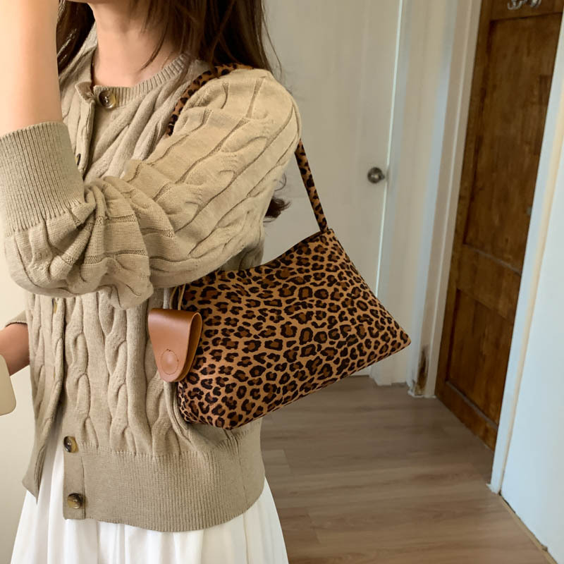 Niche de alta sensación de seda de abrigo bolso inferior para mujeres otoño / invierno 2025 nueva moda de moda universal bolso de mano de viaje