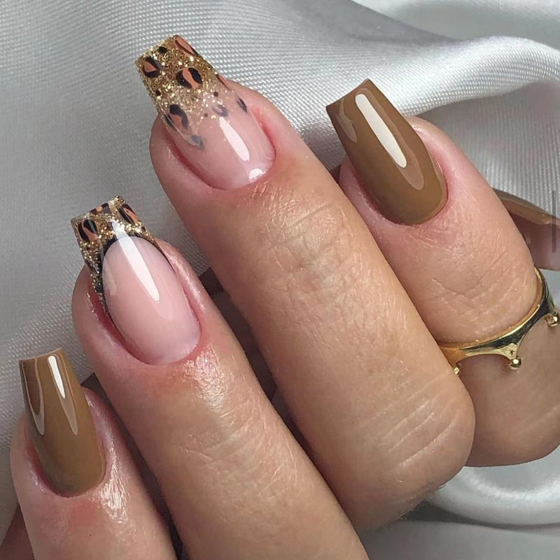 Wear a French Autumn Brown False Nail Nail Nail Nail Nail Nail Patch Simple Golden Glitter Leopard Ballet