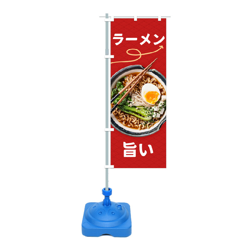 和風看板の店先に旗が飾られています。|undefined