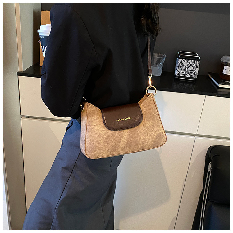 This year, new fashionable and trendy women's bags, casual crossbody underarm bags, commuting single-shoulder women's bags, and small square bags are in vogue undefined