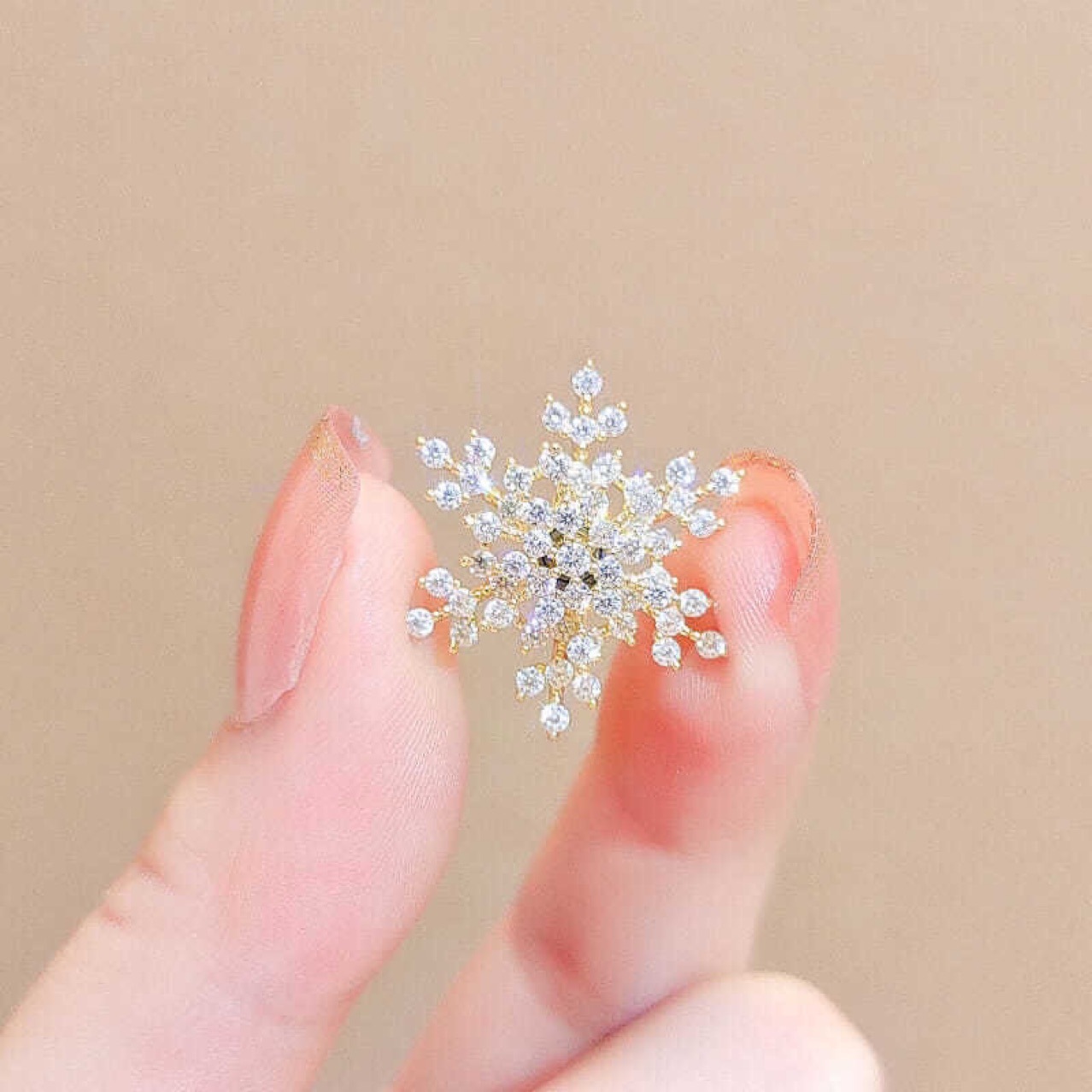 senior Snowflake Brooch clothes Fixed needle rotate Sternum temperament Emptied Pin Brooch