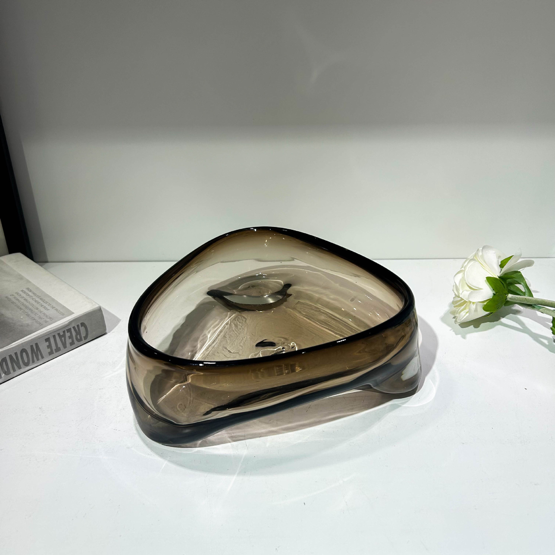 Moderno estilo simple manuales vidrio frutas secas bandeja de frutas sala de estar mesa de comedor modelo de mesa de té decoración de alto nivel
