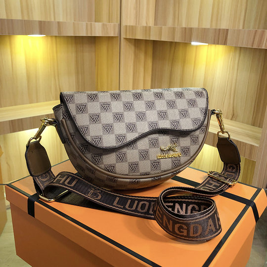 This year's popular bag autumn and winter online red hot foreign style 2023 ins semicircle saddle bag fashion messenger bag
