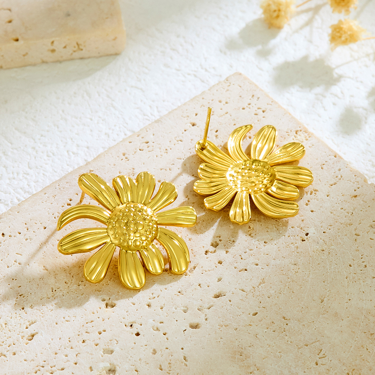 Europa y Estados Unidos sentido de la moda transfronteriza sentido de diseño universal nicho viejo dinero marca de moda de acero inoxidable dorado margarita flores pernos image 4
