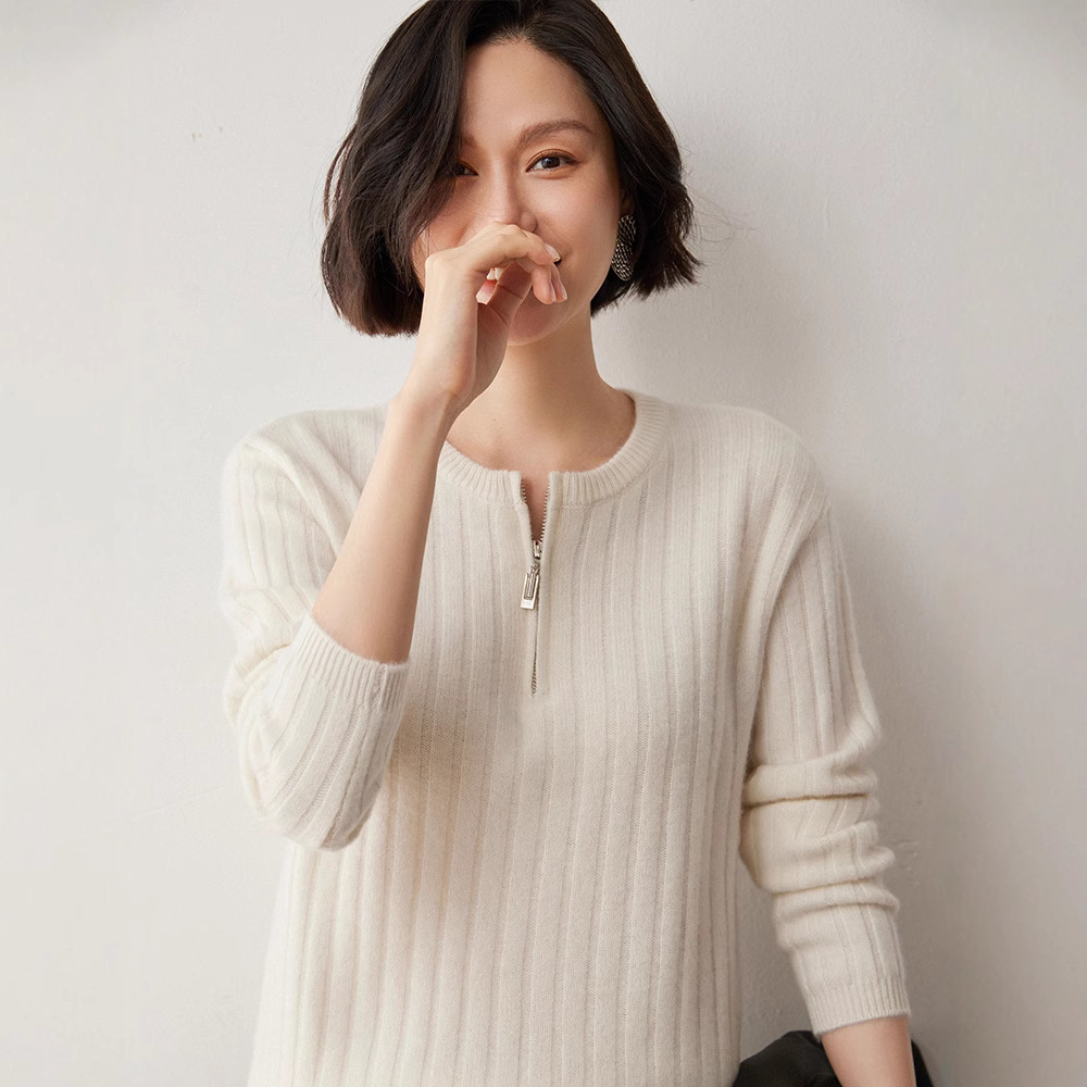 Knitted sweater with a round collar with zipper