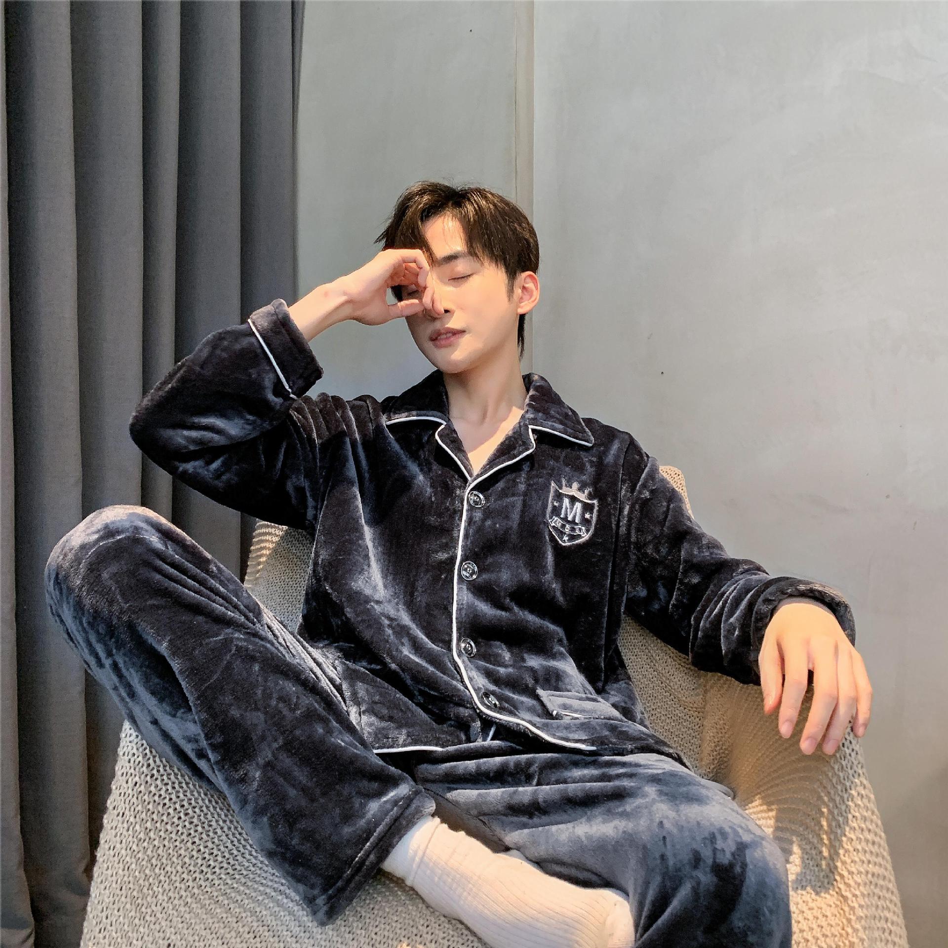 Los hombres de otoño e invierno pijamas al por mayor de franela de manga larga cardigan solapa desgaste del hogar 667 traje de pijama de los hombres