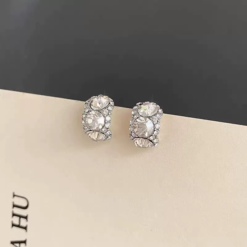 Серьги, японский и корейский стиль, изысканные стразы и пайетки, серые или белые