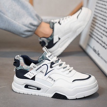 街拍小白鞋男学生款韩版皮面运动潮鞋2025秋季休闲百搭嘻哈街舞鞋