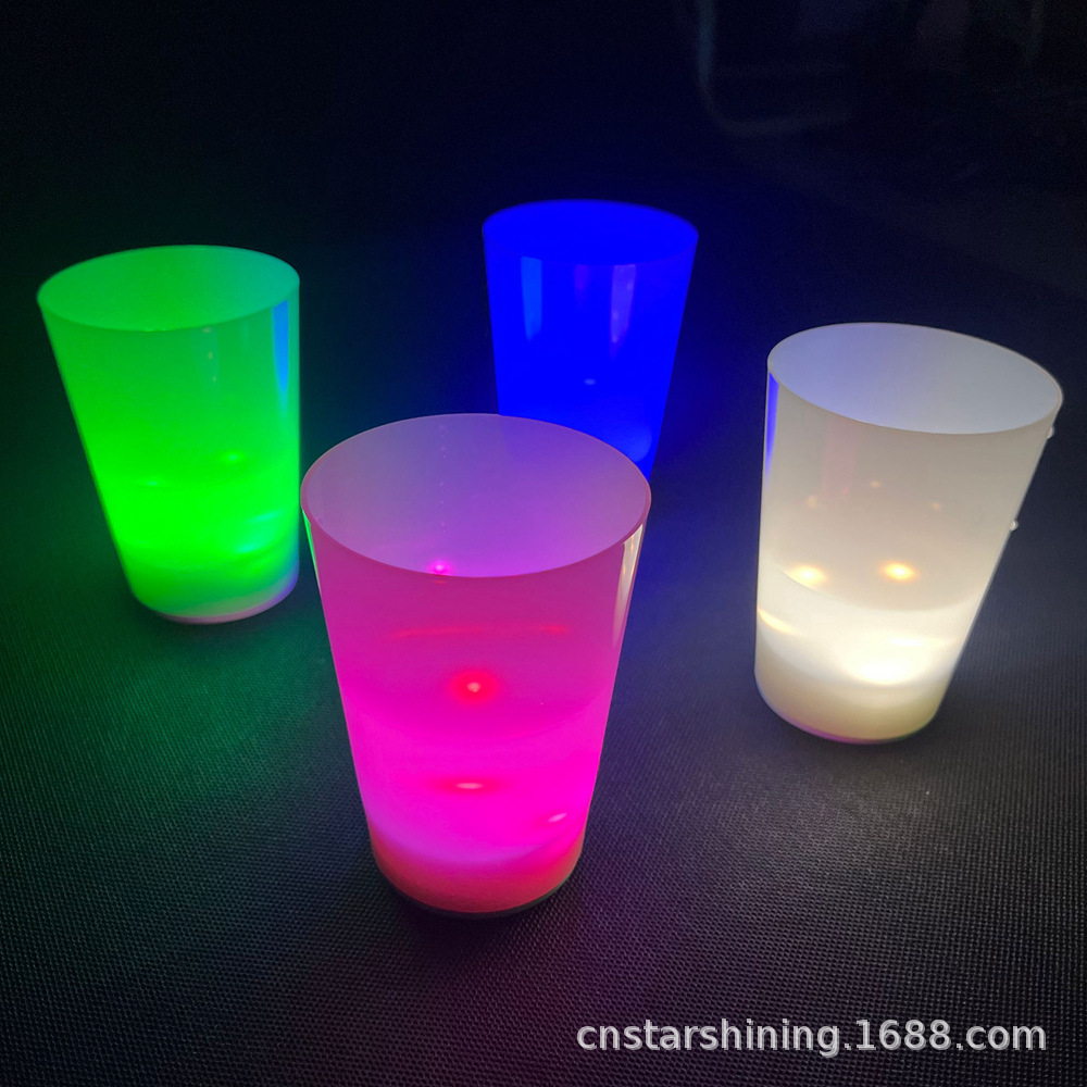 Fabrica de Shenzhen en el agua brillante inducción LED taza luminosa puede hacer logotipo colorido taza de cerveza de bebida luminosa