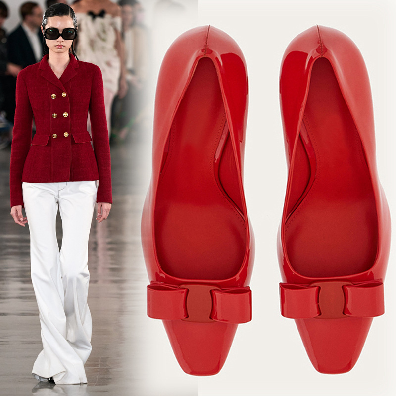 新款法式方头牛漆皮蝴蝶结浅口细跟单鞋OL大码通勤中跟女士婚鞋子