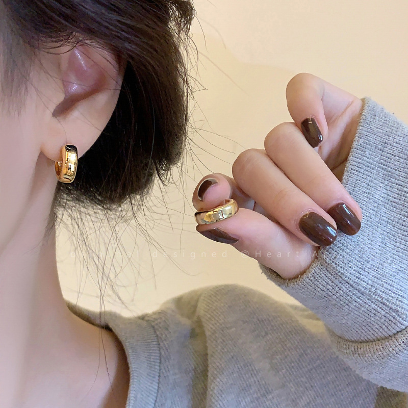 French retro C- shaped circle earrings female niche design high-grade ins style earrings 2023 new fashion earrings