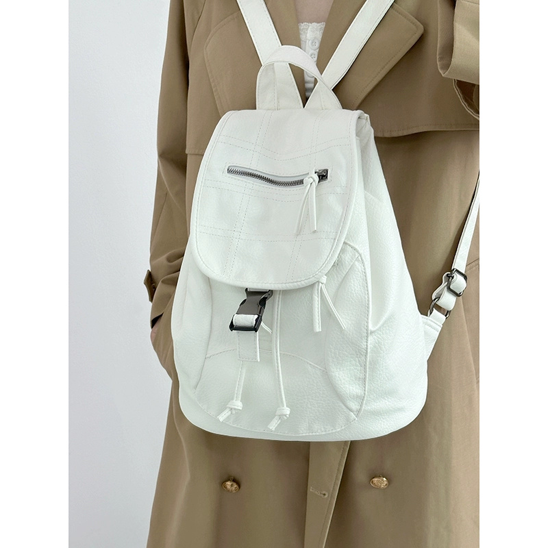 Новый универсальный американский стильный женский рюкзак из мягкой кожи для путешествий, модный нишевый аксессуар 2024 года