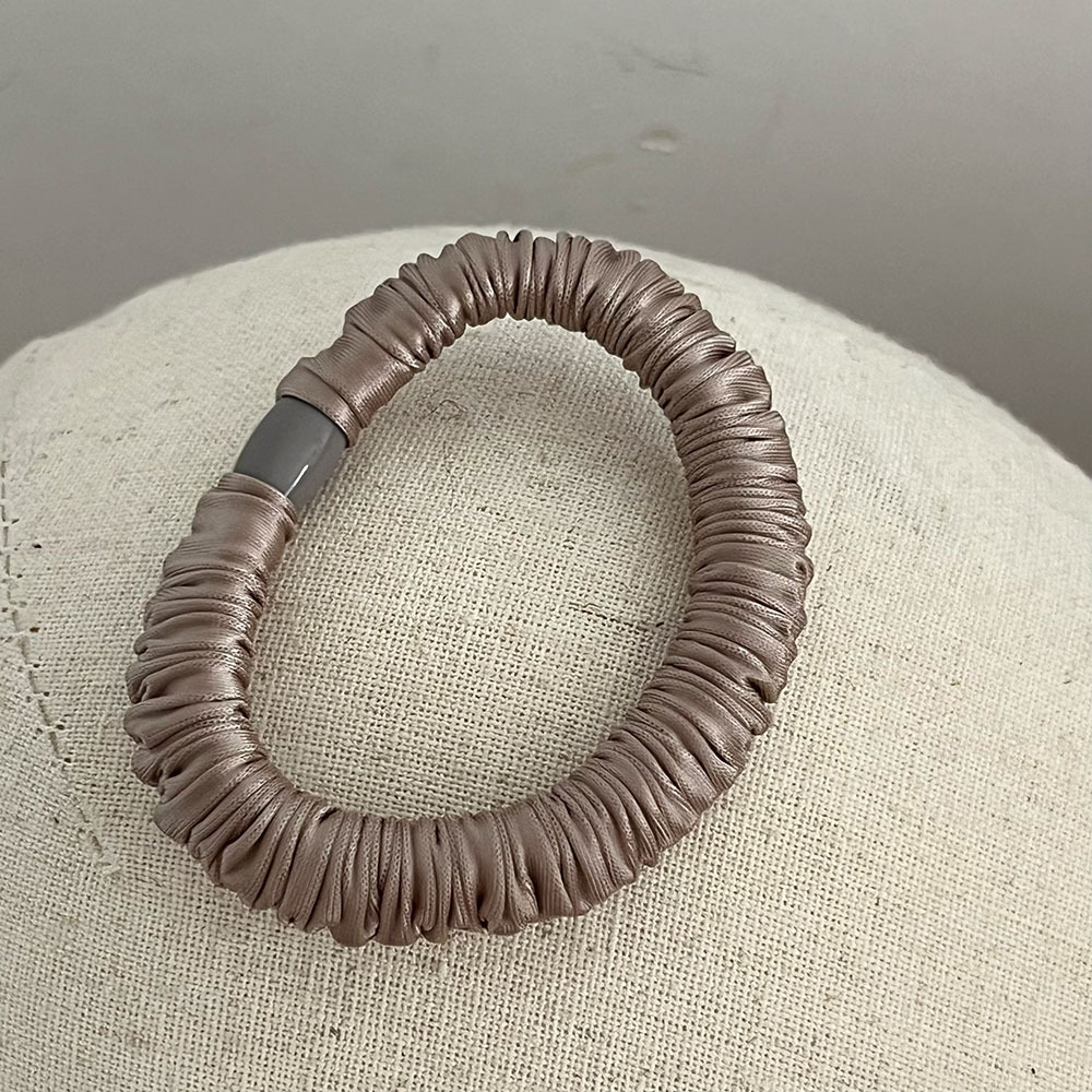 연한 갈색의 매우 부드러운 고무 밴드