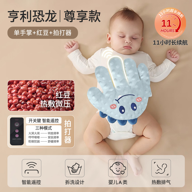 Bebé acariciando el sueño, tranquilizando las palmas, persuadiendo al bebé para que duerma, el bebé se acuesta, persuade al bebé para que se duerma y duerma, bofetada en febrero