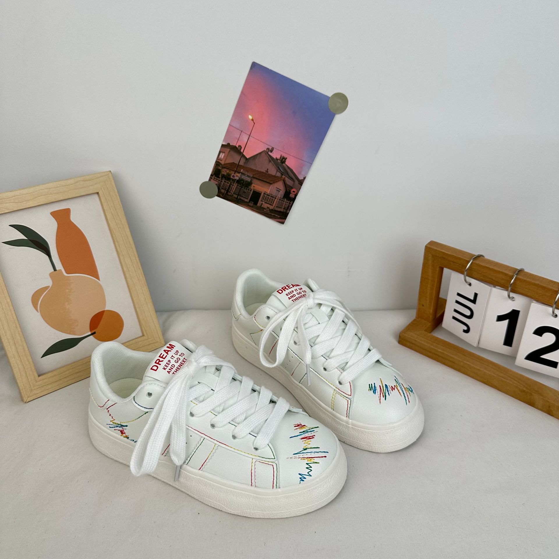 Yuanbo versión coreana de pequeños zapatos blancos zapatos de cuero para mujer zapatos de lona arco iris 2024 nuevos zapatos casuales de todo fósforo para el cabello