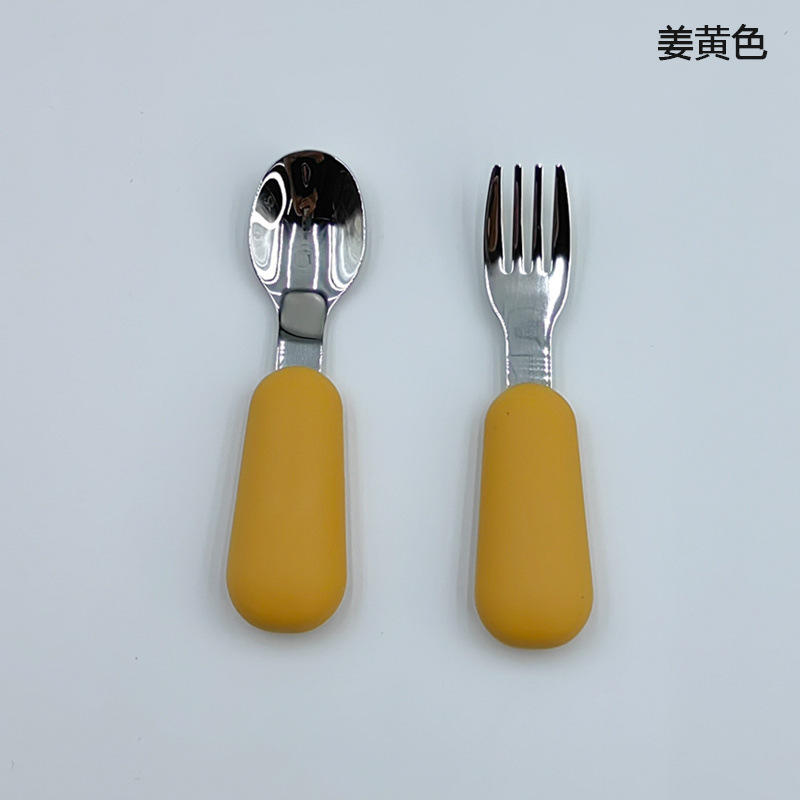 노란색 스테인리스 스틸 스푼과 포크 한 쌍