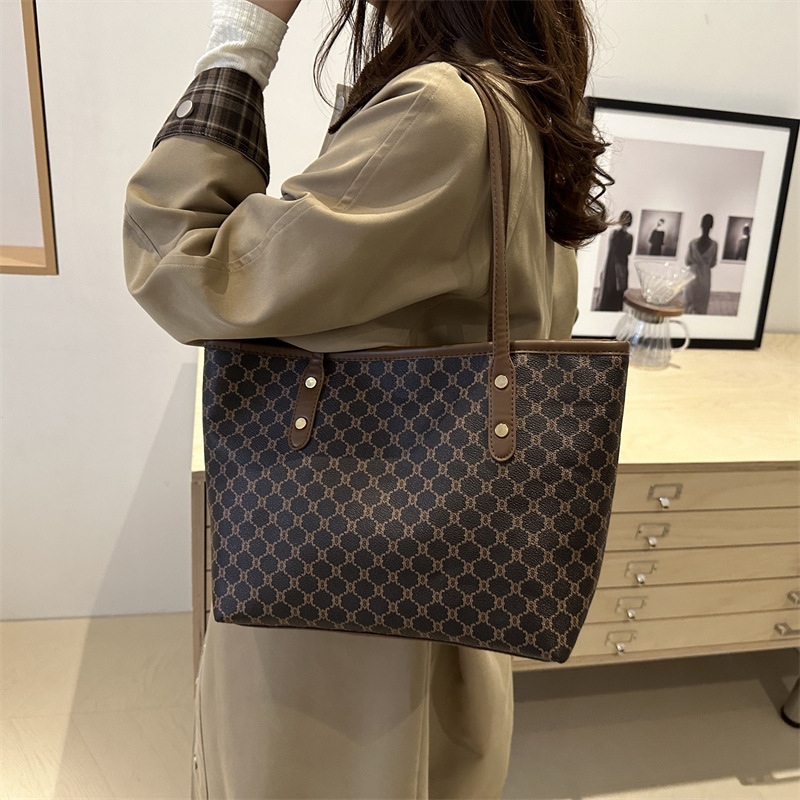 Personalidad de cercanías Bolso Tote de gran capacidad para mujer 2024 otoño nuevo hermoso bolso de hombro de moda de nicho para mujer transfronteriza