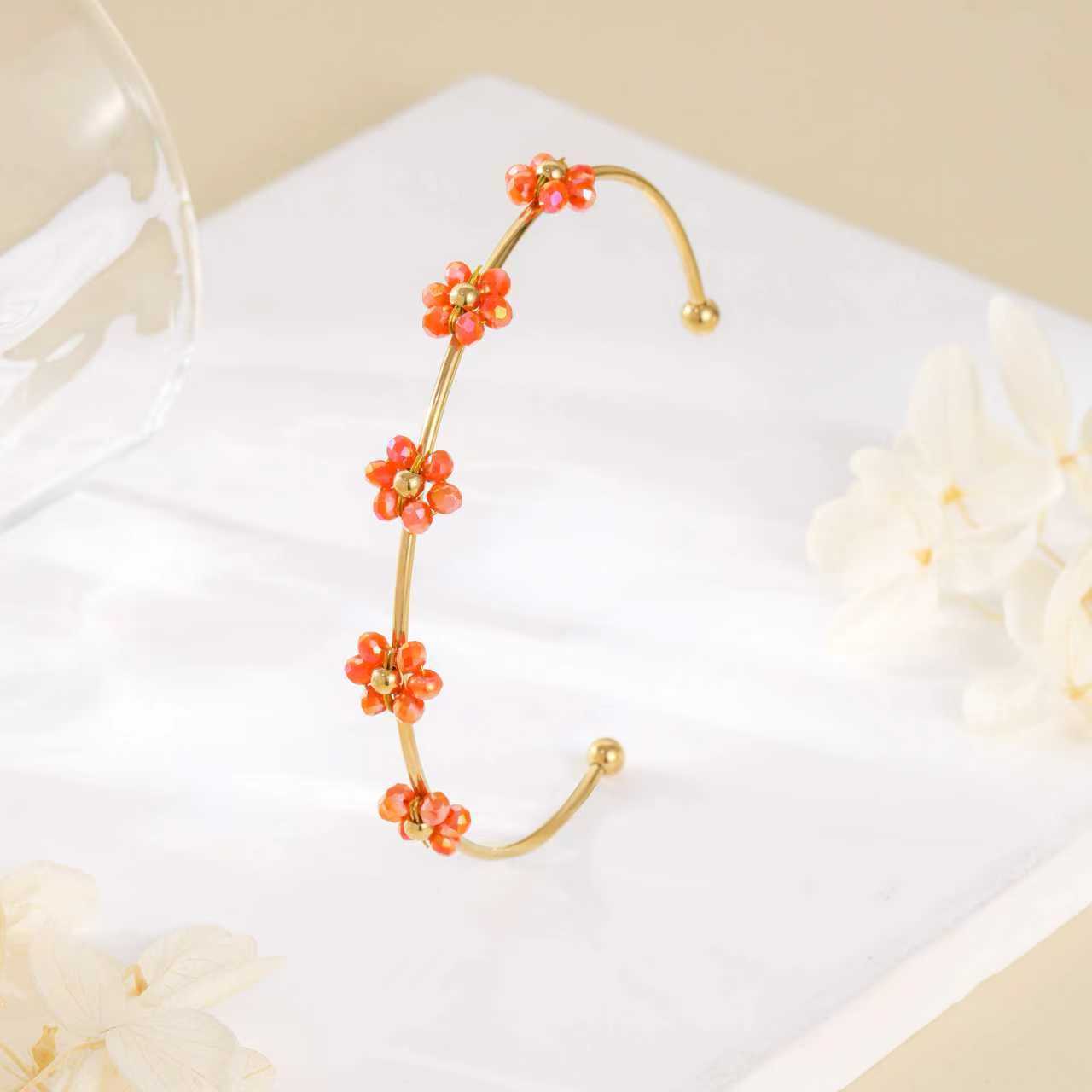 Europa y los Estados Unidos transfronterizos pulseras de acero de titanio no se desvanecen abertura de acero inoxidable flores lindas mujeres lujosas joyas de mano de alta calidad