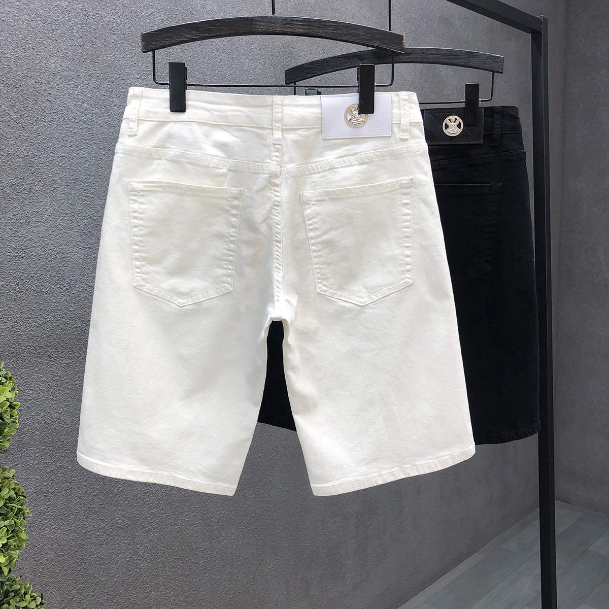 Jeans jóvenes guapo, pantalones cortos para hombres de verano delgados, 2025 nuevos jeans de verano para hombres blancos de cinco puntos