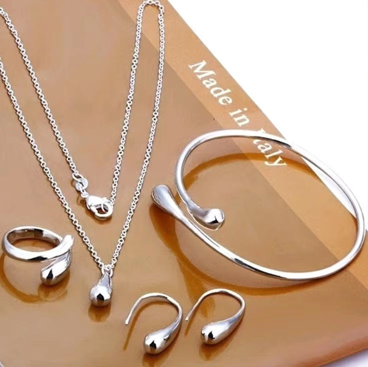 Europa y los Estados Unidos explotaron la moda de gota de agua, aretes de oro y plata, anillos, pulseras, collares de cuatro piezas, al por mayor