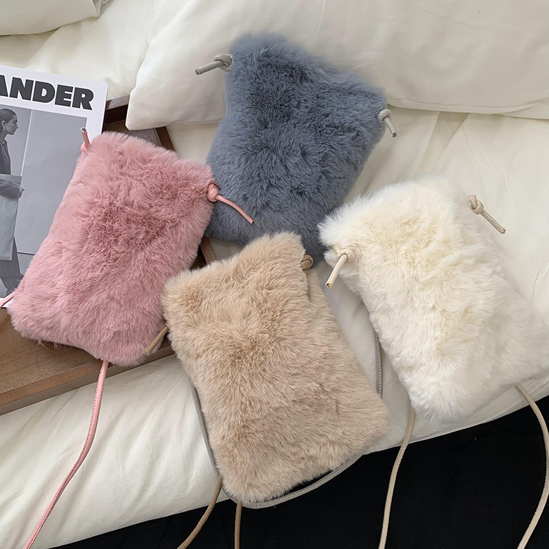 Bolso de mano de mujer de otoño / invierno 2025, nuevo estilo de moda, bolso de teléfono móvil de peluche pequeño y exquisito, bolso de hombro.