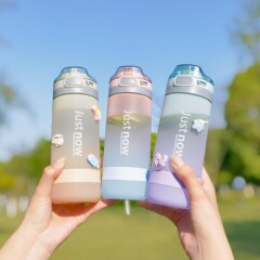 大容量グラデーション色のつや消しプラスチックカップ携帯アウトドア学生はすぐにストローカップの女子学生の運動ロープの水筒を吸います。