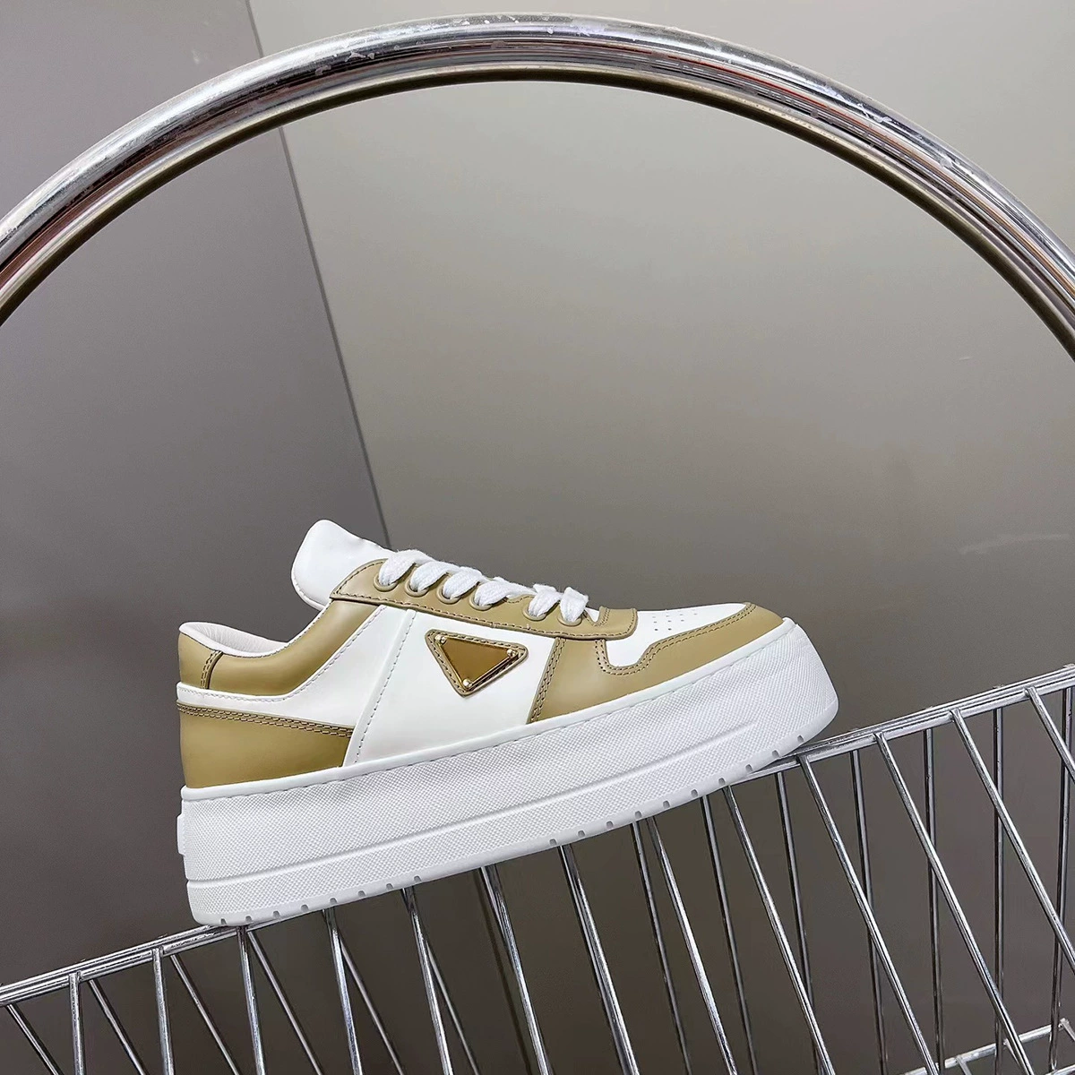 P~Женские туфли на платформе на толстой подошве толщиной 5 см для маленьких людей, новые стильные кроссовки из натуральной кожи с цветными блоками, повседневная обувь на шнуровке