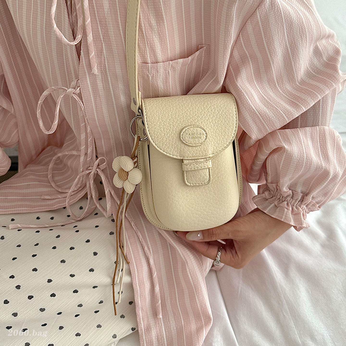 Bolso de mano pequeño, cuero flap inclinado, nuevo hombro 2026 bolso de mujer, diseño de viaje de teléfono celular coreano