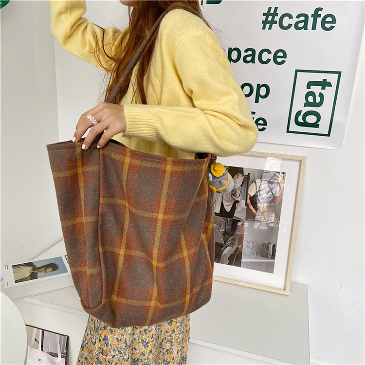 0981 Simple ins checkered woolen single-shoulder bag, hand-held cloth bag, student large-capacity shopping bag, laid-back style women's bag undefined