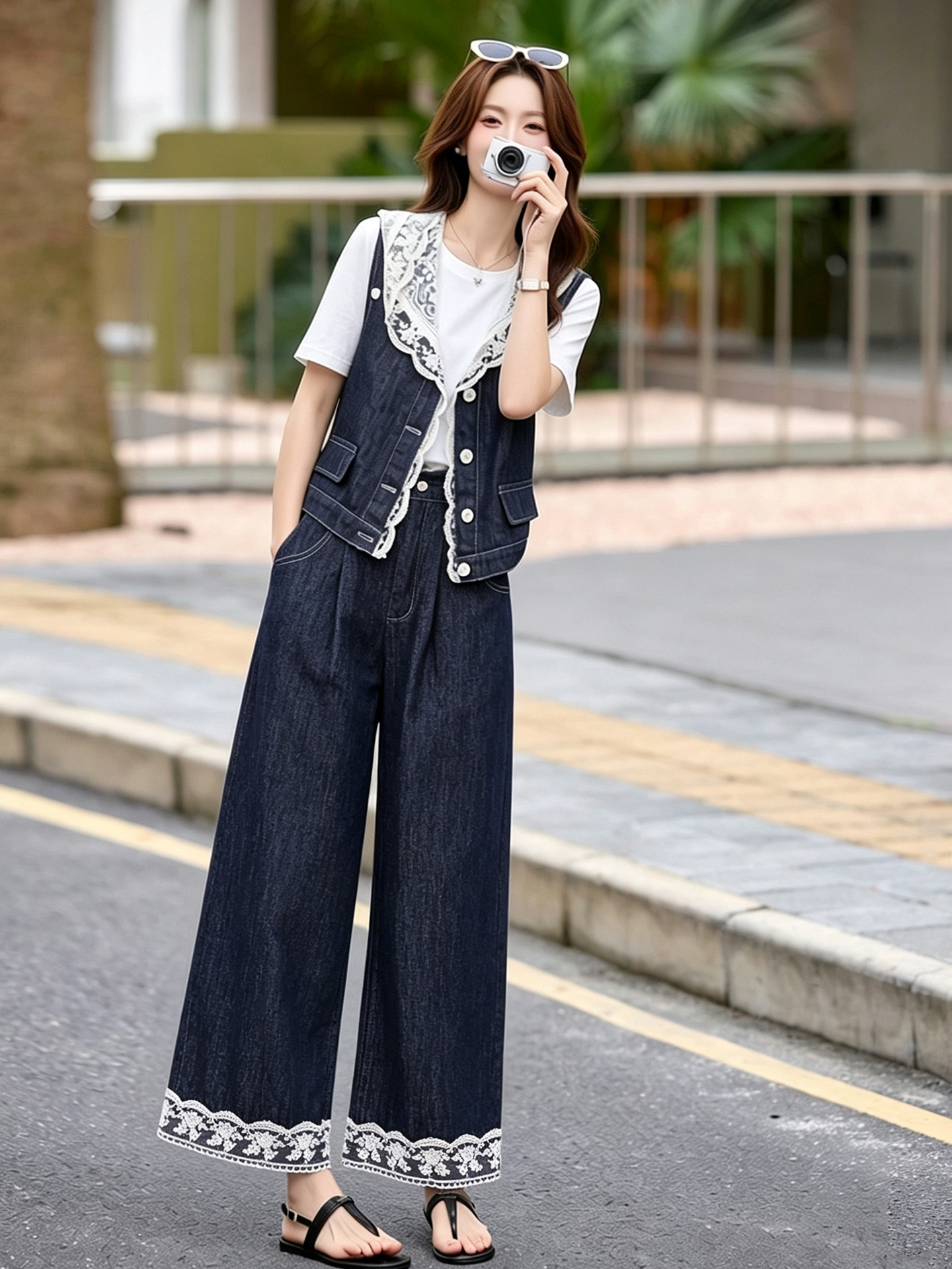 Bộ ba mảnh denim mùa hè 2026: áo khoác không tay mũ liền ren + áo thun + quần ống suông — Màu ảnh