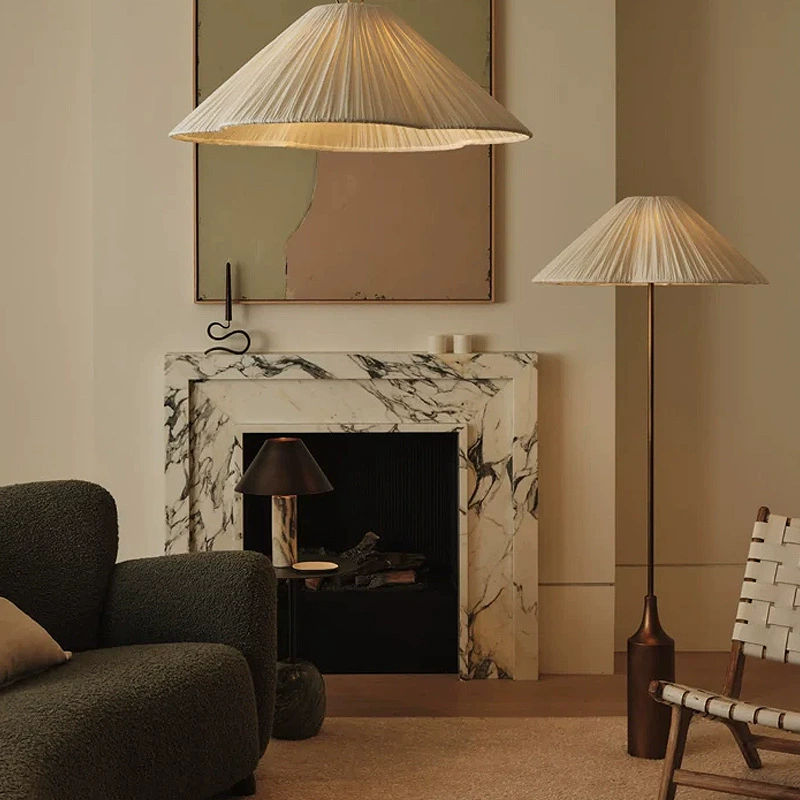 Современная настольная/торшерек? Wait: It's floor lamp. The text: "Modern design floor lamp, lights for bedroom, french style, trend of season, Italy" -> "Современная настольная торшер?" We must be precise: floor lamp = напольная лампа. So: "Современная напольная лампа с дизайном, светильник для спальни, французский стиль, тренд сезона, Италия"